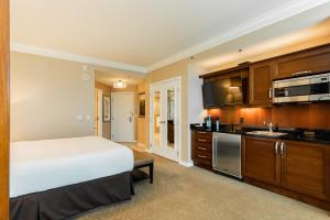 a large bedroom with a bed and a kitchen at MGM Signature, Centrally Located, Strip Views NO RESORT FEE in Las Vegas