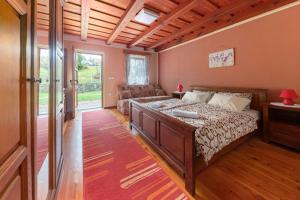 um quarto com uma cama e um sofá em Goričko Relax House em Kuzma