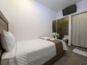 Postel nebo postele na pokoji v ubytování Hotel Cayuga