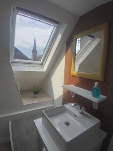 baño con lavabo, espejo y ventana en Up Stairs Double Apartment Innishannon Mariners Rest en Cork
