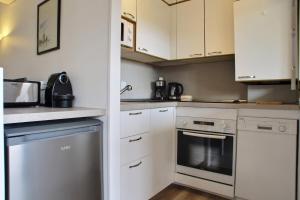 Virtuvė arba virtuvėlė apgyvendinimo įstaigoje LA BADINE Appartement for 4 By Sunset Riviera Holidays
