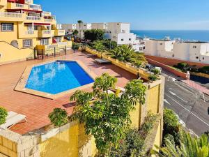 a view of a swimming pool on top of a building at Terraza del Mar in Adeje