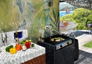 einen Grill mit Obst und Gemüse auf dem Tisch in der Unterkunft Villa Prado Sanary in Sanary-sur-Mer