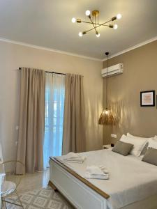 a bedroom with a large bed with a ceiling fan at Villa Sandra in Litherés