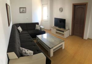 ein Wohnzimmer mit einem Sofa und einem Couchtisch in der Unterkunft Villa Domane Mario in Neum