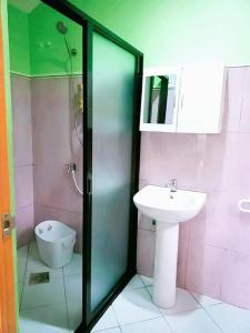 La salle de bains est pourvue d'une douche, d'un lavabo et de toilettes. dans l'établissement Family Friendly Entire House 4 minutes to Beach, à Liloan