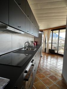 Kuchyň nebo kuchyňský kout v ubytování Lugano City Apartment