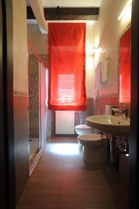 A bathroom at B&B Muro Torto Cairoli - Struttura sanificata giornalmente con prodotti specifici conformi al Decalogo del Ministero Salute - Personale sottoposto a test sierologico periodicamente