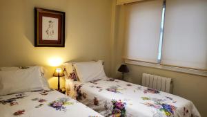 Posteľ alebo postele v izbe v ubytovaní Apartamento con Terraza y Piscina, Baiona