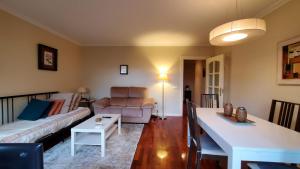 Posedenie v ubytovaní Apartamento con Terraza y Piscina, Baiona