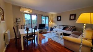 Posedenie v ubytovaní Apartamento con Terraza y Piscina, Baiona