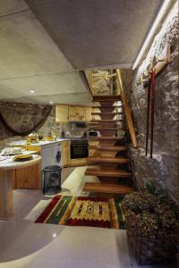 a kitchen with a staircase leading to a kitchenasteryasteryasteryasteryasteryasteryastery at Pepita Carnera in Marín