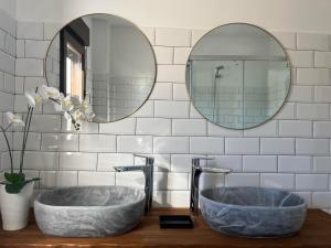 a bathroom with two marble sinks and a mirror at Apartamentos Torreón de Manuela in La Calahorra