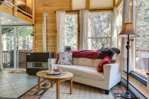 Idaho Springs Cabin with Hot Tub on Half Acre! في أيداهو سبرينغز: غرفة معيشة مع أريكة وطاولة