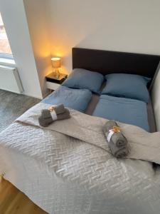 a bedroom with two beds with towels on them at Traumhafte 115 qm Ferienwohnung am Steinhuder Meer, Ruhig, Komfortabel, Loggia, Parkplatz, WiFi in Wunstorf