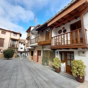 Tòa nhà nơi căn hộ tọa lạc