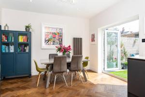 uma sala de jantar com mesa e cadeiras em Newly renovated Victorian house with free parking em Portslade