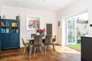 Φωτογραφία από το άλμπουμ του Newly renovated Victorian house with free parking σε Portslade