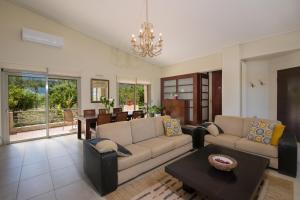 A seating area at Gea Maleme