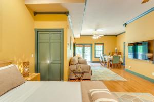 Μια τηλεόραση ή/και κέντρο ψυχαγωγίας στο Riverfront Hayesville Retreat Fishing and Kayaking!