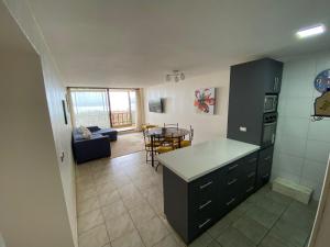 a kitchen and a living room with a table at Departamento vista al mar in El Tabo