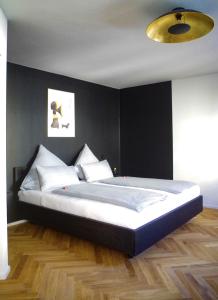Tempat tidur dalam kamar di Das Altschwabing - Munich Boutique Hotel