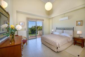A bed or beds in a room at Gea Maleme