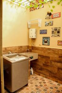 niewielka łazienka z umywalką i blatem w obiekcie Lindo apartamento con terraza en Bello Ant w mieście Bello