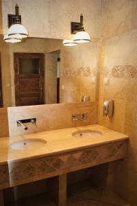 巴爾切沃的住宿－Stadnina Koni Kierzbuń，一间带两个盥洗盆和大镜子的浴室