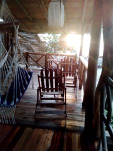 Rõdu või terrass majutusasutuses Hostal Olmito Canoa