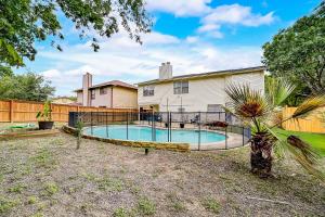 une arrière-cour avec une piscine en face d'une maison dans l'établissement Sunny Oasis, à San Antonio