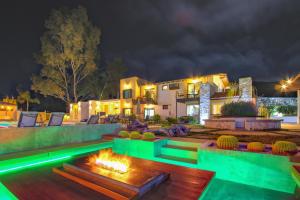 un patio trasero con una hoguera por la noche en Bottega Hotel Boutique, en Valle de Guadalupe