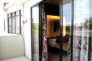 um quarto com portas de vidro deslizantes com uma cama em FLOROTEL I em General Santos