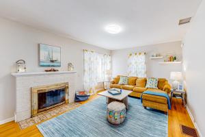 uma sala de estar com um sofá e uma lareira em Maplewood Manor em Colchester