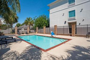 una piscina frente a una casa en Best Western Plus Chalmette Hotel en Chalmette