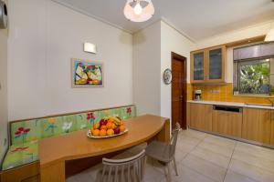A kitchen or kitchenette at Gea Maleme