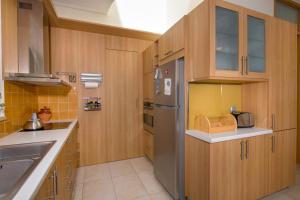 A kitchen or kitchenette at Gea Maleme