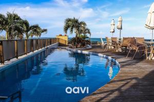 een zwembad met uitzicht op de oceaan bij Mirador Apart-hotel por Quarto à Vista in Natal