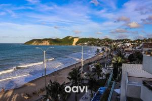 een uitzicht op het strand en de oceaan bij Mirador Apart-hotel por Quarto à Vista in Natal