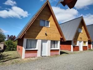 a small house with a gambrel roof at COMPLEJO AIKEN CURA in Junín de los Andes