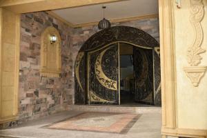 una entrada a una habitación con una gran puerta de hierro en Zayed Villa with 4 apartments , Giza , 6 of October,Sheikh Zayed,Egypt شقق فلا الشيخ زايد, en Sheikh Zayed