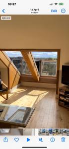 Blick auf ein Wohnzimmer mit einem großen Fenster in der Unterkunft West Highland Way Rooms ED30002F in Milngavie
