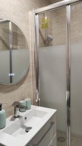 bagno con lavandino bianco e specchio di Chambre pour 2 personnes à Bondy dans la banlieue parisienne a Bondy