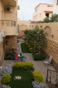 un jardín en medio de un edificio en Zayed Villa with 4 apartments , Giza , 6 of October,Sheikh Zayed,Egypt شقق فلا الشيخ زايد, en Sheikh Zayed
