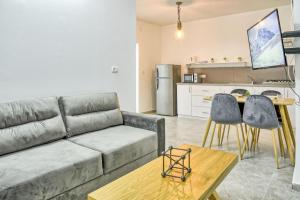 uma sala de estar com um sofá e duas cadeiras em Galilee Hills - Resort & Suites em Maghār
