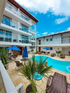 - une vue sur un hôtel avec une piscine dans l'établissement Vila de Maré Hotel, à Porto de Galinhas