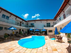 une piscine dans la cour d'un hôtel dans l'établissement Vila de Maré Hotel, à Porto de Galinhas