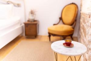 una tazza di caffè seduta su un tavolo in una stanza di Casa Milina a Šibenik