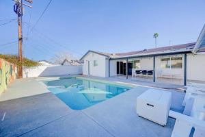 een zwembad in de achtertuin van een huis bij Orange Blossom 8 Bds+Casita+Pool in Las Vegas