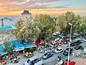 una vista aérea de un mercado con coches estacionados en un estacionamiento en soleado apartamento al lado de la preciosa medina , a 3 minutos de la playa andando II, en Asilah